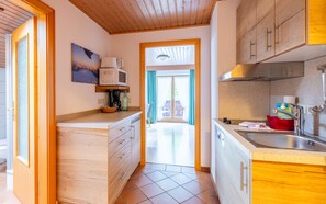 Kühlschrank, Mikrowelle, Herdplatte, Geschirrspüler