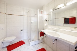 Appartamento (Konigsee) | Bagno | Doccia, set di cortesia gratuito, asciugacapelli, asciugamani