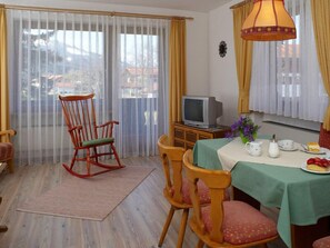 Dining - (8) Zwei-Raum-Ferienwohnung 50qm, Bad/WC, Extra-Schlafraum, Küche, Balkon (Reit im Winkl)