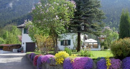 Ferienwohnung 2-4 Pers., ca. 65 qm, 1 SZ, Wohnzimmer, Küche mit Essecke, Balkon