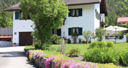 Ferienwohnung 2-4 Pers., ca. 65 qm, 1 SZ, Wohnzimmer, Küche mit Essecke, Balkon