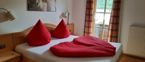 2 bedrooms, internet, bed sheets