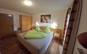 2 bedrooms, internet, bed sheets