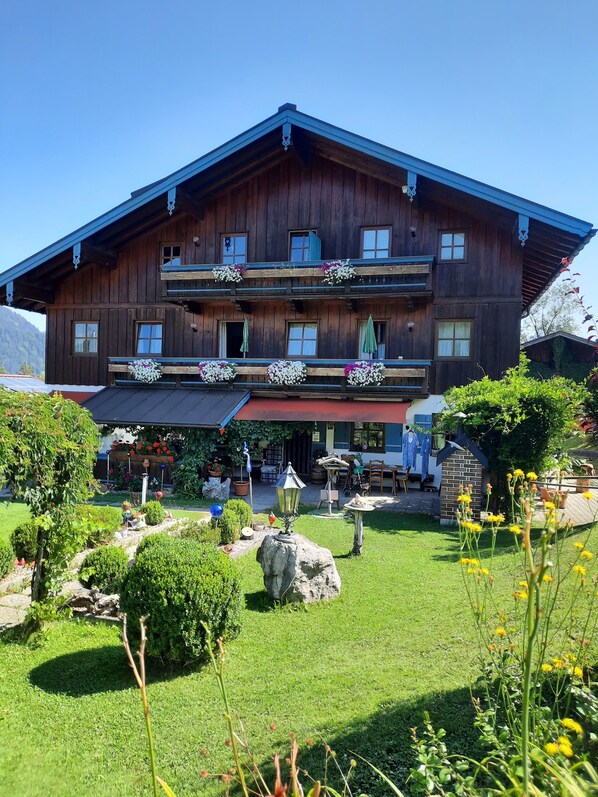 Exterior - 2) Drei-Raum-Ferienwohnung 57qm, 2-4 Personen, Dusche/WC, 2 Extra-Schlafzimmer, Küche, Balkon (Reit im Winkl)