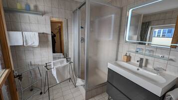 Suihku, hiustenkuivaaja, pyyhkeet