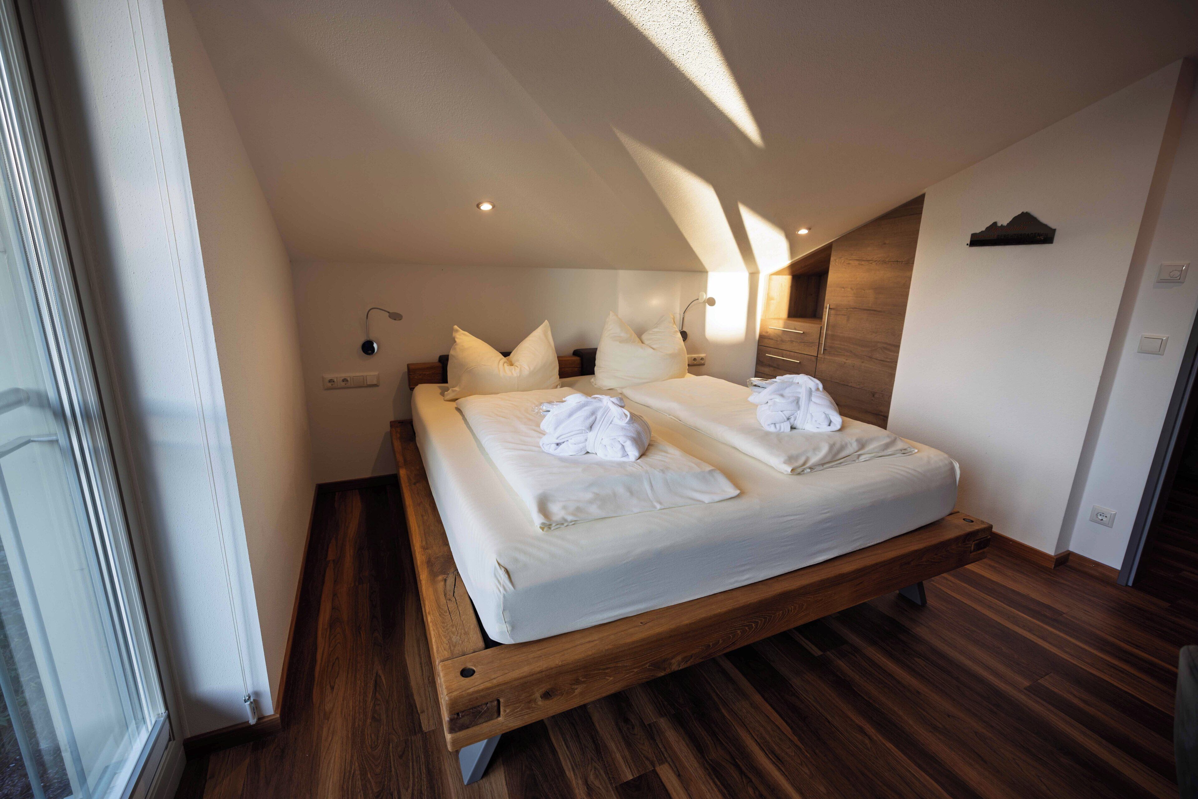 Deluxe-Apartment, 2 Schlafzimmer, Badewanne | 1 Schlafzimmer, Zimmersafe, individuell dekoriert