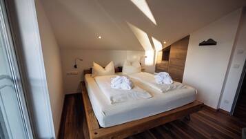 Deluxe-Apartment, 2Â Schlafzimmer, Badewanne | 1 Schlafzimmer, Zimmersafe, individuell dekoriert