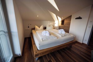 Deluxe Apartment, 2 Bedrooms, Bathtub | 1 bedroom, in-room safe, individually decorated, individually furnished