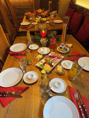 Vue sur la piscine, sert le petit déjeuner et le dßner