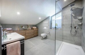 Apartamento Deluxe, 2 habitaciones, bañera | Baño | Ducha, bañera de hidromasaje y cabezal de ducha tipo lluvia