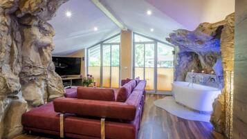 Deluxe-Apartment, 2 Schlafzimmer, Badewanne | Wohnbereich | Flachbildfernseher, DVD-Player