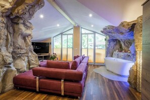 Appartement Deluxe, 2 chambres, baignoire | Coin séjour | Télévision à écran plat, lecteur de DVD