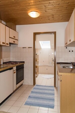 Kühlschrank, Ofen, Herdplatte, Wasserkocher mit Kaffee-/Teezubehör