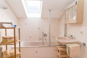Badewanne, Haartrockner, Handtücher