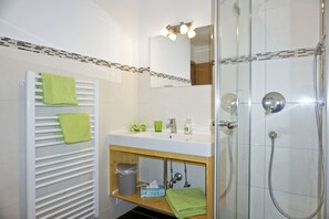 Dusche, Haartrockner, Handtücher