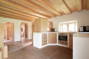 Kylskåp, mikrovågsugn, ugn och spishäll