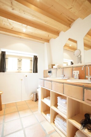 Badewanne, Haartrockner, Handtücher