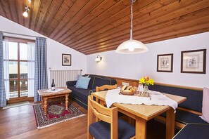Dining - (5) Two-room vacation apartment, approx. 42 m², separate kitchen and balcony (Reit im Winkl)