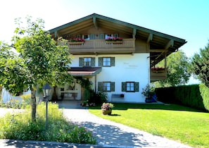 Exterior - (5) Two-room vacation apartment, approx. 42 m², separate kitchen and balcony (Reit im Winkl)