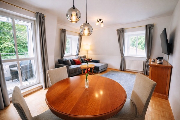 Appartement Nr. 31, 73qm, 2 Schlafzimmern, großer Ostbalkon-Wohnzimmer mit Essecke und Balkon