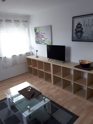 50-inch flat-screen TV with cable channels, TV - Sarahs Klein aber fein (Neunkirchen)