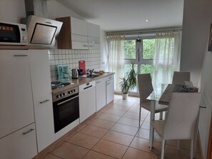 Fridge, microwave, oven, stovetop - Sarahs Klein aber fein (Neunkirchen)