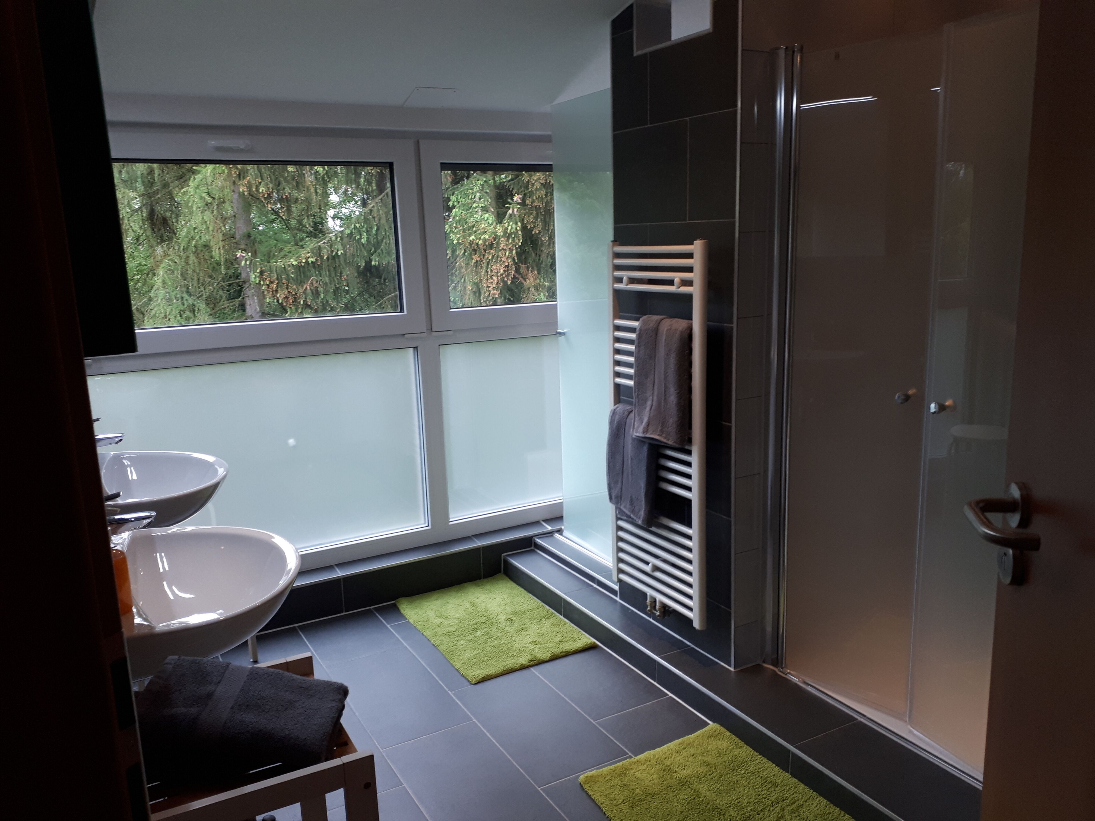 Basic Condo (Haus 9) | Bathroom | Hair dryer, heated floors, towels, soap