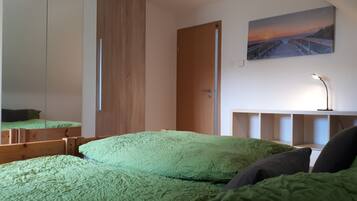 1 kamar tidur, seprai antialergi, dan ruang kerja ramah laptop