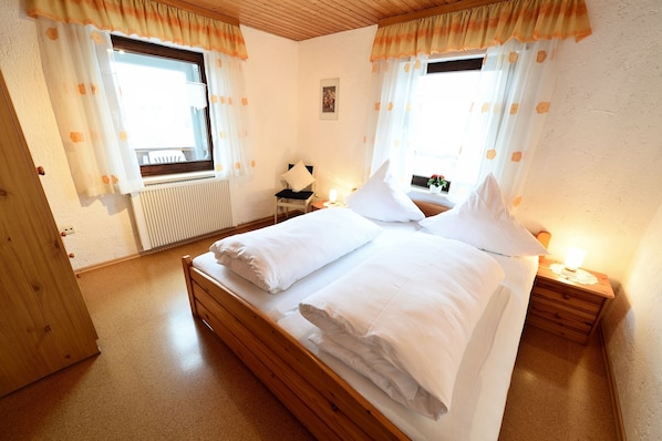 2 bedrooms, internet, bed sheets