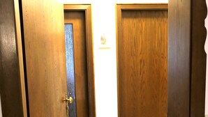 A hallway with wooden doors, a number plaque, and a tiled floor. - (5) Zwei-Raum-Ferienwohnung 50qm, Bad/WC, Extra-Schlafraum, Küche, Balkon (Reit im Winkl)
