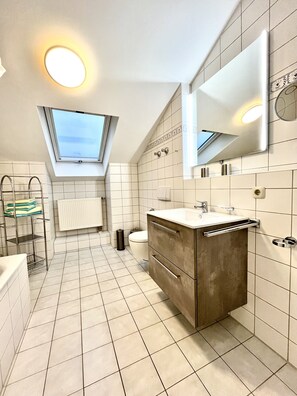 Badewanne, Haartrockner, Handtücher