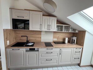 Fridge, microwave, stovetop, dishwasher - 1 1/2-room vacation apartment Kranzhorn, 40sqm, balcony (Oberaudorf)