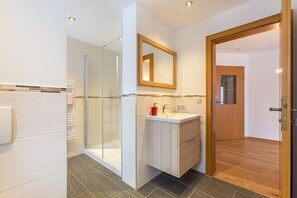 Dusche, Haartrockner, Handtücher