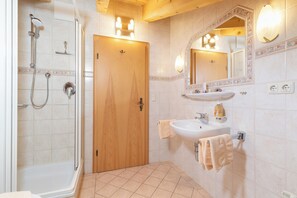 Dusj, hårføner og håndklær