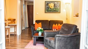 Un salón con sofá, una mesa de centro y un cuadro en la pared.