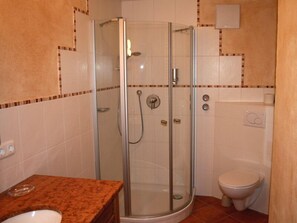 Shower, hair dryer, towels - Ferienwohnung Gamsblume, 2 Personen, 54 m², Dusche/WC, Flat-TV, 1 Schlafzimmer, Balkon, Infrarot-Wärmekabine, Nichtrauche (Ramsau bei Berchtesgaden)