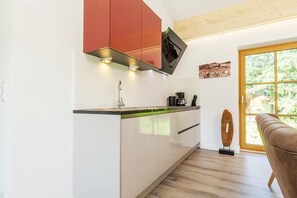 Een koelkast, een oven, een kookplaat, een koffiezetapparaat/waterkoker