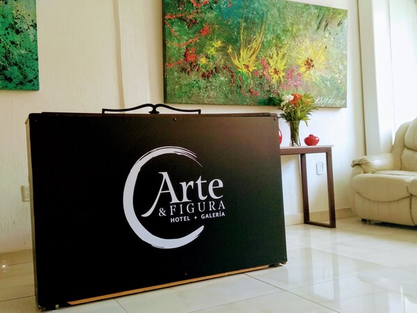 Een 32-inch flatscreentelevisie met kabelzenders, televisie en Netflix