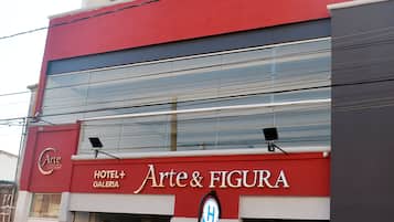 Fachada da propriedade à noite