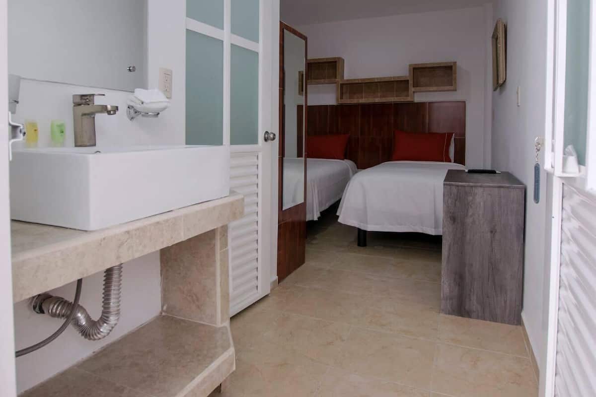 Ropa de cama de alta calidad y escritorio