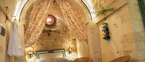 Luxury Suite, 1 King Bed, Private Bathroom