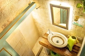 Exclusive Suite, 1 King Bed, Private Bathroom | Bathroom