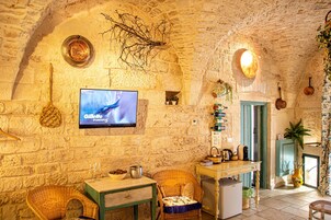 Suite exclusiva, 1 habitación, baño privado | Zona de estar | Televisión de pantalla plana de 32 pulgadas con canales por satélite