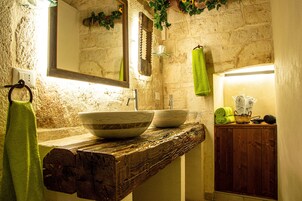 Suite Luxury, 1 camera da letto, bagno privato | Bagno | Doccia, soffione a pioggia, set di cortesia firmato, asciugacapelli