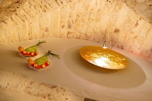 Suite Luxury, 1 camera da letto, bagno privato | Area soggiorno | TV a schermo piatto 32 pollici con canali satellitari, TV