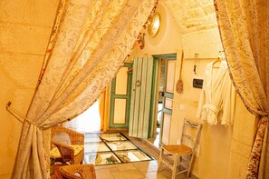 Luksussuite, 1 kingsize-seng, privat bad | Oppholdsområde | En 32-tommers Flatskjerm-TV med Parabol-TV samt TV