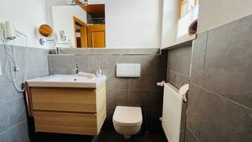 Baignoire, sĂšche-cheveux, serviettes fournies