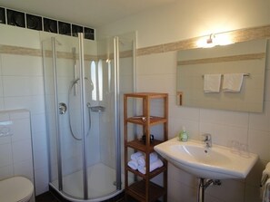 Dusche, Haartrockner, Handtücher