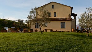 A two-story building with a flat roof and a small balcony on the second floor. - Agriturismo Poggio Tobruk (Pienza)