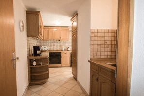 Fridge, microwave, oven, stovetop - Ferienwohnung Nr.2 für 1-3 Personen (Berchtesgaden)